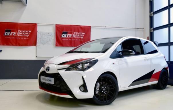 Der sportliche Yaris in der Toyota Garage nahe des Nürburgrings.